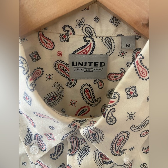 United Brand Paisley Button Up Short-Sleeve. Men’s Medium. Great Condition. - Picture 2 of 2